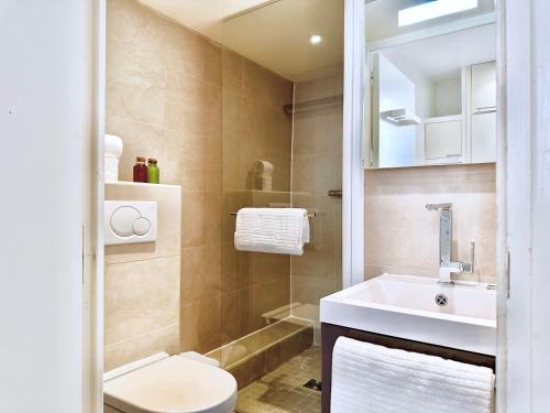 une salle de bains avec toilettes et lavabo dans l'établissement Èrsextius ABB Aix-en-Provence, à Aix-en-Provence