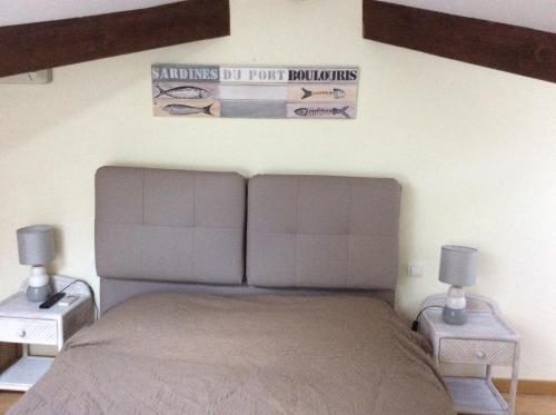 une chambre avec un lit avec deux tables de nuit et deux lampes dans l'établissement Méditerranée paradise, à Saint-Raphaël