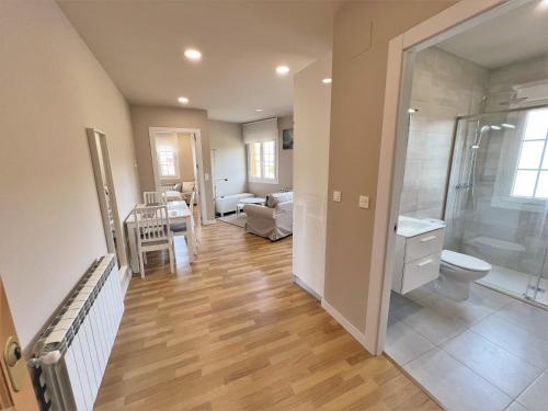 La salle de bains est pourvue d'une douche et de toilettes. dans l'établissement Apartamentos Del Pisuerga, à Cervera de Pisuerga