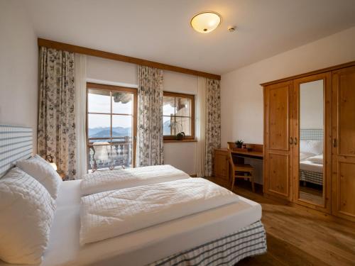 Postel nebo postele na pokoji v ubytování jezz AlmResort Ellmau