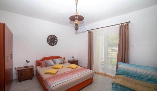Ένα ή περισσότερα κρεβάτια σε δωμάτιο στο Apartments Petranovic