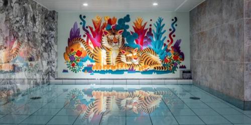 une peinture de deux chats dans une piscine dans l'établissement Hotel Plumm, à Yokohama