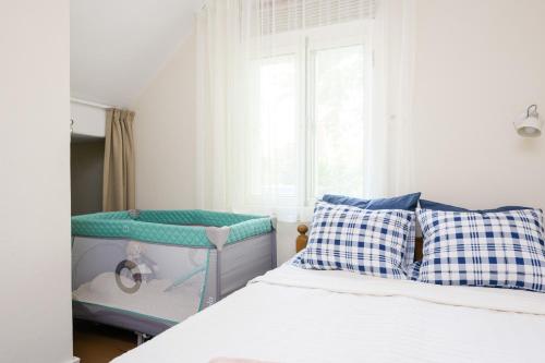 sypialnia z łóżkiem i oknem w obiekcie Aiaviisa apartment w Parnawie