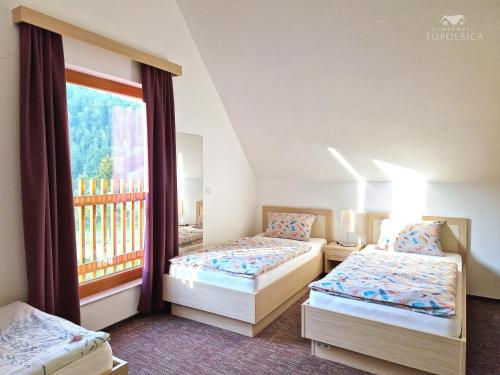 2 camas en una habitación con ventana en Apartment HORTENZIJA near Terme Topolšica, en Topolšica