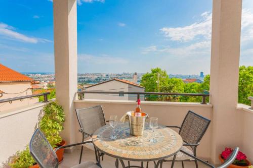 Peaceful 100²m apartment, 10-min ride from Split center (free parking)