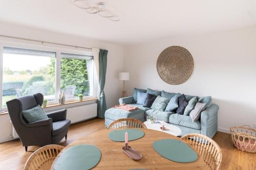 ein Wohnzimmer mit einem Sofa und einem Tisch in der Unterkunft Ferienwohnung Gartenkamp Celle in Celle
