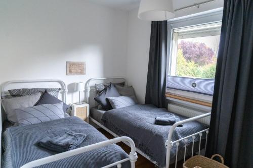 1 dormitorio con 2 camas y ventana en Ferienwohnung Gartenkamp Celle, en Celle