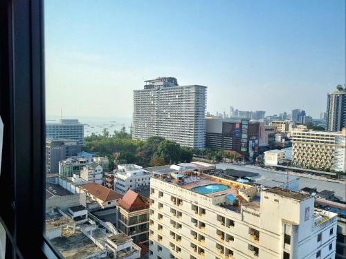 Pemandangan umum bagi Pattaya Central atau pemandangan bandar yang diambil dari apartmen