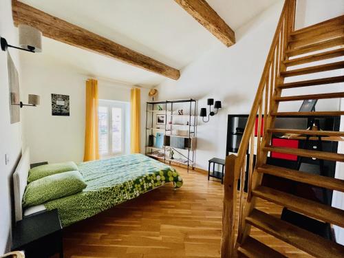 une chambre avec un lit et un escalier dans l'établissement L'Atypique - T3 grande terrasse, BBQ vue et cheminée, à Avignon