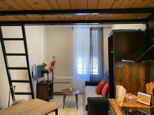 Habitación con cama elevada y sala de estar. en Rentomatique Studio Jean Médecin, en Niza