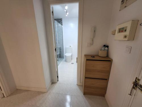 pasillo con baño con aseo en una habitación en El apartamento de Lola, en Mogro