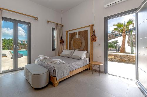 Schlafzimmer mit einem Bett und Poolblick in der Unterkunft Le Palme Mykonos in Klouvas