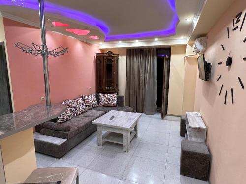 エレバンにあるApartment in Yerevan komitas K3のソファとテーブルのあるリビングルーム