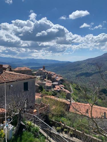Blick auf ein Dorf mit Bergen im Hintergrund in der Unterkunft Domus Petra in Rocca Cilento