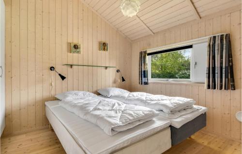 - 2 lits dans une chambre avec fenêtre dans l'établissement 3 Bedroom Lovely Home In Nakskov, à Nakskov