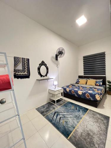 1 dormitorio con cama y escalera en Ayu Homestay en Tanah Rata