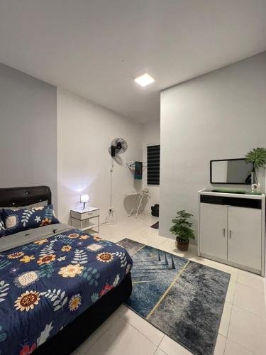 1 dormitorio con 1 cama y TV en Ayu Homestay en Tanah Rata