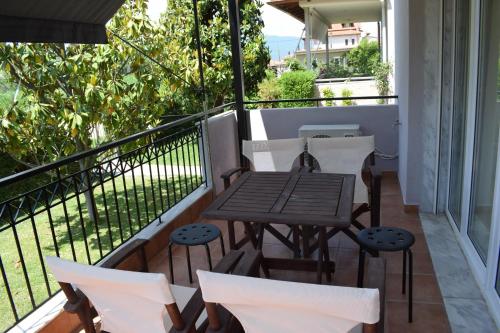 einen Balkon mit einem Tisch und Stühlen in der Unterkunft Nakis Apartment All Seasons in Stavros
