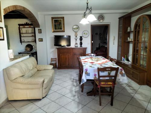 sala de estar con mesa y sofá en Casa vacanze Antonella, en Oristano