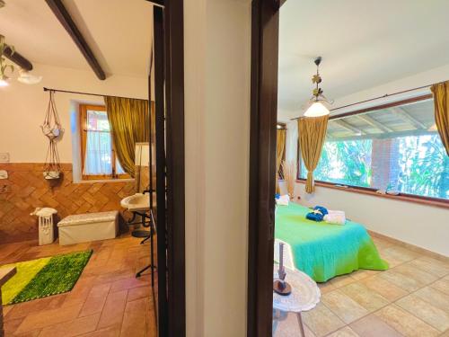 una camera con un letto verde di Villa Esmeralda a Carini