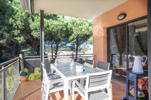 patio con mesa y sillas en el balcón en Apartments Sa Boadella, Lloret de Mar - Costa Brava, en Lloret de Mar
