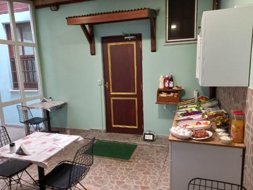 Makanan di atau berdekatan rumah tamu ini