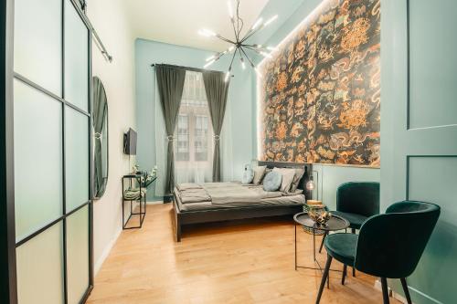 een woonkamer met een bank en een schilderij aan de muur bij Brandnew Designed Citycenter Apartment in Boedapest