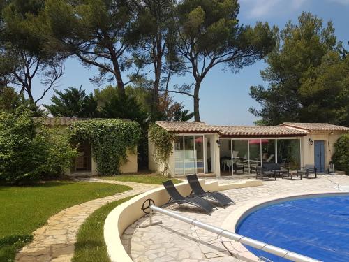 une villa avec piscine et une maison dans l'établissement Masqueyras, à Vacqueyras