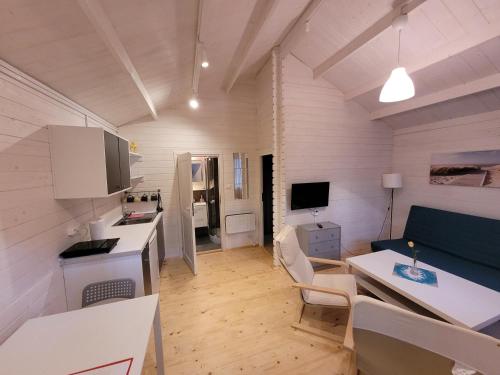 een kamer met een keuken en een woonkamer bij Letnisko BAJKA in Makowo