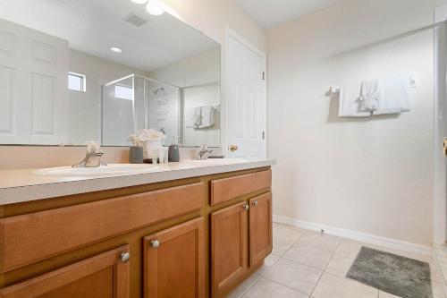 a bathroom with a sink and a mirror at Paradise Resort Styles 4 BEDROOMS with 3 baths Pool and SPA in Orlando