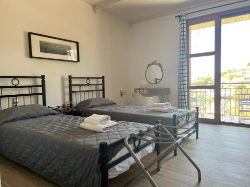 een slaapkamer met 2 bedden en een spiegel aan de muur bij Vassilis Retreat in Asos