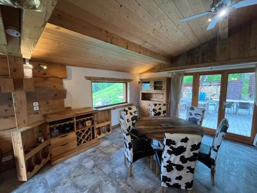 Η κουζίνα ή μικρή κουζίνα στο CHALET TOUDBIOLE haut de chalet