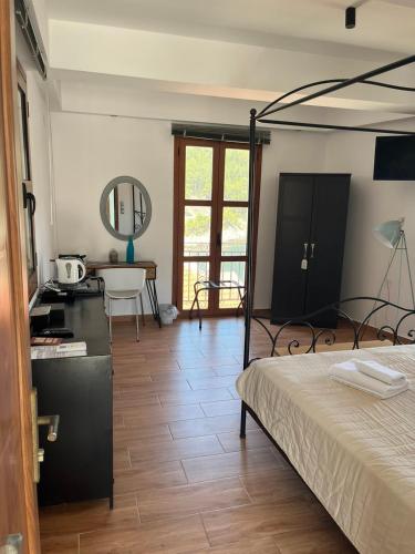 Ένα ή περισσότερα κρεβάτια σε δωμάτιο στο Vassilis Retreat