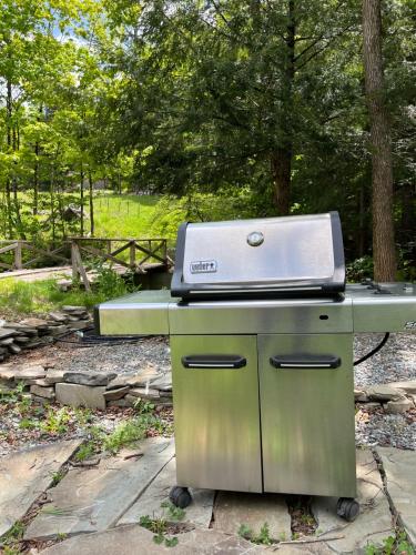a barbecue grill sitting on top of a table at The Brookside Lodge & Cottage in Dover