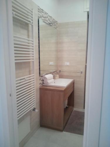 W łazience znajduje się umywalka i lustro. w obiekcie CASA VACANZA YDROUS w mieście Otranto