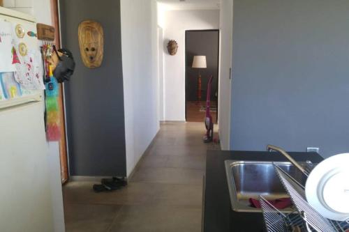 康科迪亞的住宿－Casa quinta en zona termal，走廊设有带水槽和冰箱的厨房