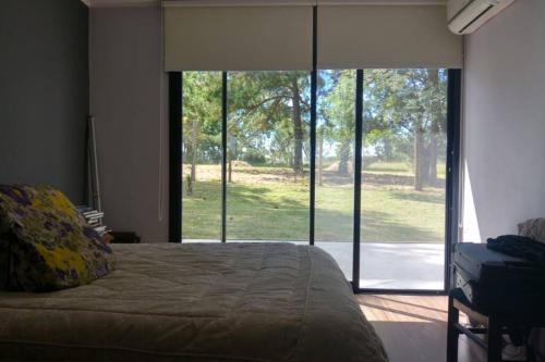 康科迪亞的住宿－Casa quinta en zona termal，一间卧室设有一张床和一个大型玻璃窗