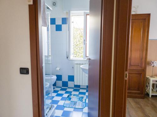 a bathroom with a blue and white tiled floor at BIKE HOUSE 4 "beach" in Seriate