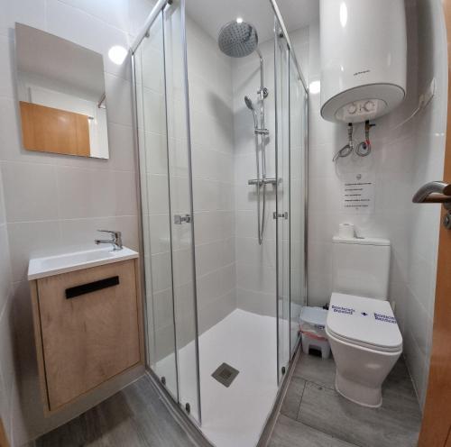 Koupelna v ubytování Homes of Spain, Apartamentos Paraiso, Ed Palmerston, Atico J a pie de Playa, piscina privada en solárium, WI-FI