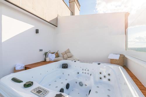Una bañera blanca en una habitación con ventana. en Gran Via VII 2BR 2BH, en Madrid