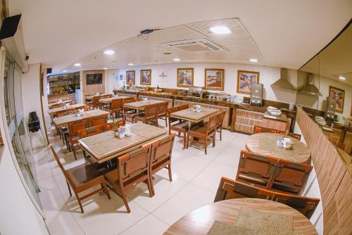 an overhead view of a restaurant with tables and chairs at Profissionalle Hotel São Luís in São Luís