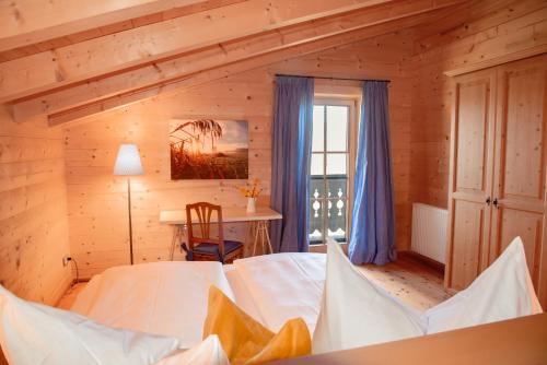 Postel nebo postele na pokoji v ubytování Chalet im Grünen in Seenähe