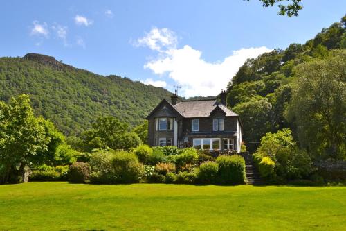 una casa en medio de un campo verde en The Leathes Head Hotel, en Keswick