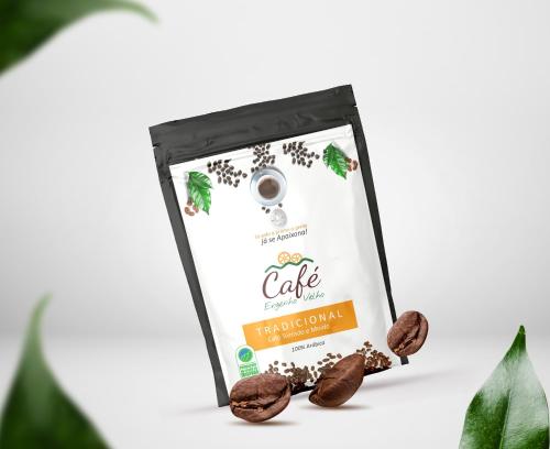a box of cacao nibs next to some leaves at HOTEL FAZENDA Engenho Velho in Ubajara
