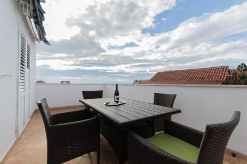 Sea View Family Apartment with Large Terrace & Free Parking
