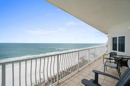 balcone con sedie e vista sull'oceano di Coral Reef Resort by Panhandle Getaways a Panama City Beach