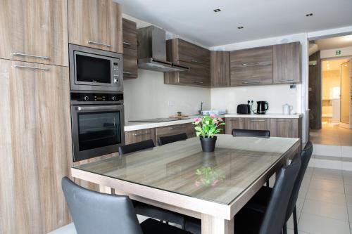 Una cocina o cocineta en Entire Luxury Sliema Townhouse Steps from Beach