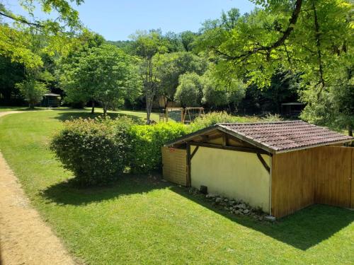 Gallery image of Camping EAU NATURELLE 2 étoiles Bungalow ou Tente 4 personnes dans un environnement calme et dépaysant in Tursac