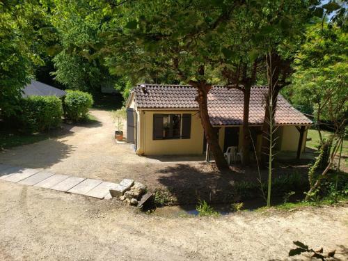 Gallery image of Camping EAU NATURELLE 2 étoiles Bungalow ou Tente 4 personnes dans un environnement calme et dépaysant in Tursac