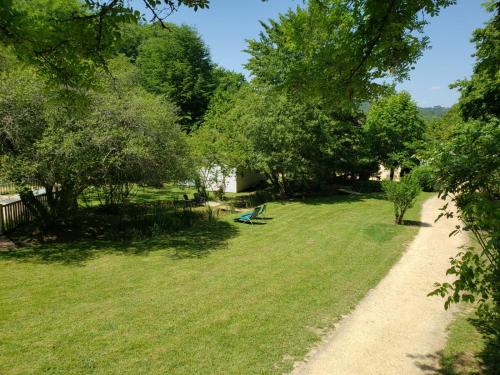 Gallery image of Camping EAU NATURELLE 2 étoiles Bungalow ou Tente 4 personnes dans un environnement calme et dépaysant in Tursac